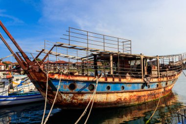 Bulgaristan 'ın Nessebar kentindeki bir limanda eski paslı ve terk edilmiş bir gemi