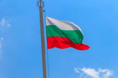 Mavi gökyüzüne dalgalanan Bulgaristan bayrağı