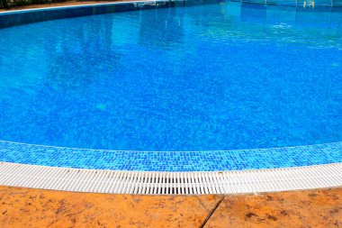 Tropik bir tatil köyünde temiz suyla yüzme havuzu.