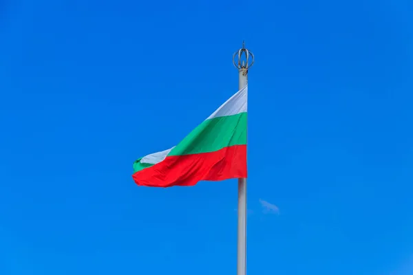 Mavi Gökyüzüne Dalgalanan Bulgaristan Bayrağı — Stok fotoğraf