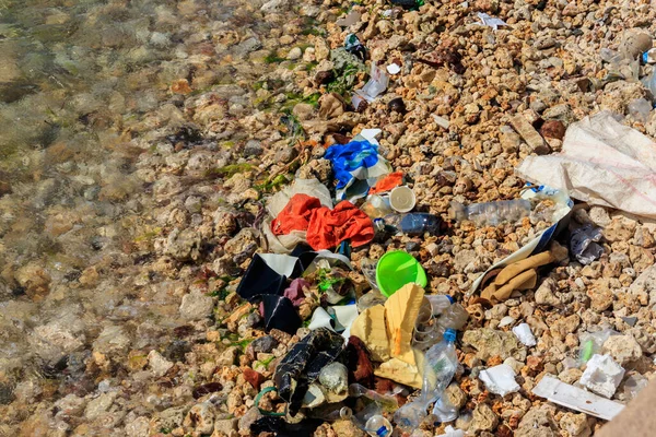 Vuilnis Een Oever Van Oceaan Verontreiniging Van Zee Zeewater Met — Stockfoto