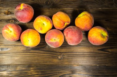 Tahta masada olgun şeftaliler