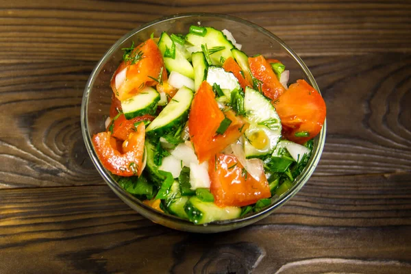 Verse Salade Met Tomaat Komkommer Peterselie Dille Glazen Kom Houten — Stockfoto