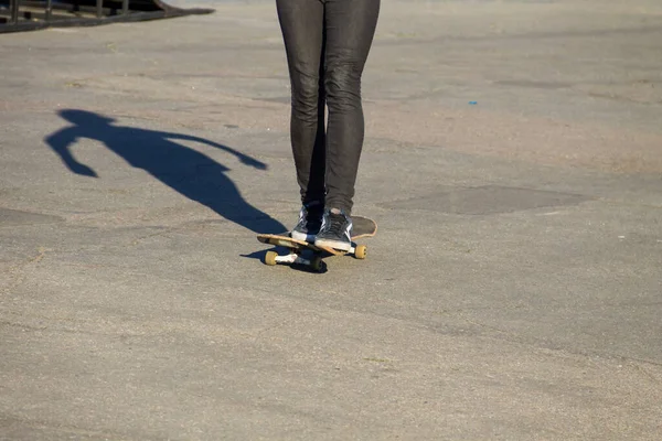 Skateboarder Benen Paardrijden Skateboard Skatepark — Stockfoto