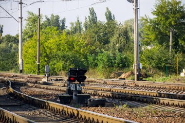 Demiryolunda kırmızı semafor sinyali var.