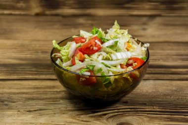 Taze sebze salatası, Çin lahanası, domates, biber ve soğanlı zeytin ya da ayçiçeği yağı. Sağlıklı yemek.