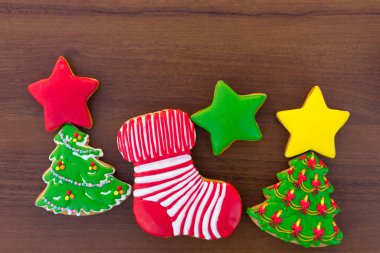 Neşeli Noel kurabiyeleri Noel ağacı, star ve Noel çorap şeklinde. Lezzetli gingerbreads ahşap masa üzerinde. Üstten görünüm