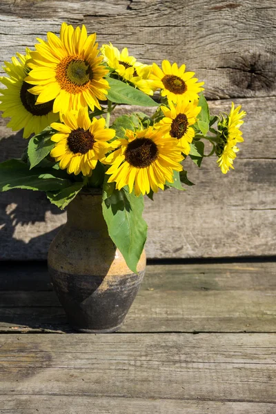 Girasoles Jarra Barro Vintage Sobre Fondo Madera — Foto de Stock