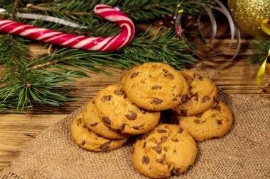 Tahta masada Noel süslemeli çikolata parçacıklı kurabiyeler.