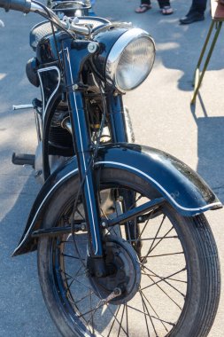 Şehir caddesinde park etmiş motosikletin yakın çekimi.