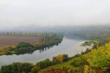 Dinyester nehrinin sonbaharda yoğun bir sabah sisi ile kaplı manzarası