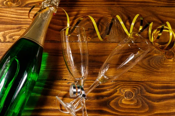 Champagnefles Twee Lege Champagneglazen Houten Ondergrond Bovenaanzicht — Stockfoto
