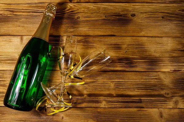 Champagnefles Twee Lege Champagneglazen Houten Ondergrond Bovenaanzicht Kopieer Ruimte — Stockfoto