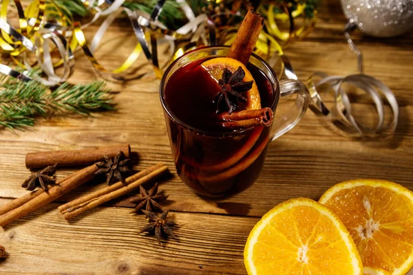 Weihnachtsglühwein Mit Gewürzen Und Weihnachtsdekoration Auf Holztisch — Stockfoto