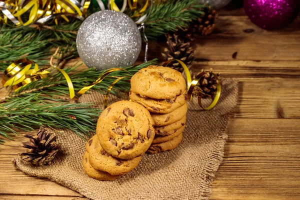木製テーブルの上にクリスマスの装飾とチョコレートチップクッキー — ストック写真