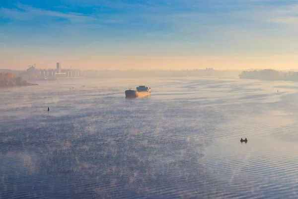 Nave Industrial Navegando Río Abajo Niebla Por Mañana — Foto de Stock