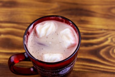 Ahşap masada eritilmiş marshmallow ile sıcak çikolata Fincan