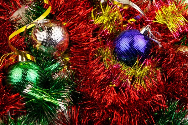 Composición Navideña Con Adornos Navideños Oropel Multicolor Bolas Navidad Brillante —  Fotos de Stock