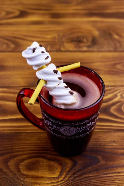 融化的棉花糖雪人在木桌上的一杯热巧克力 — 图库照片
