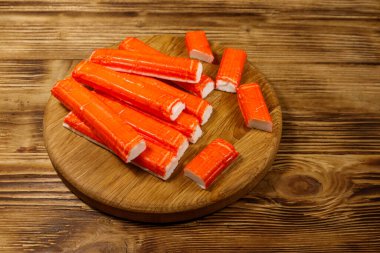 Tahtadaki tahta kesme tahtasındaki yengeç çubukları