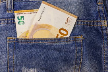 Kot pantolonun cebinde 50 Euro.