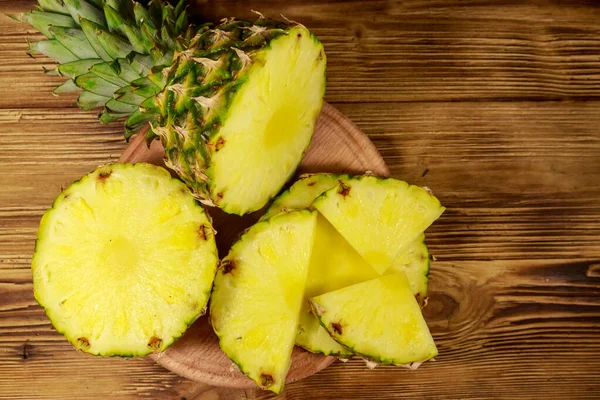 Tahta masada taze ananas. Üst görünüm