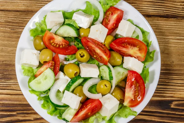 Salada Grega Com Legumes Frescos Queijo Feta Azeitonas Verdes Mesa — Fotografia de Stock