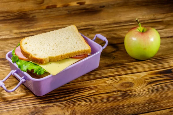 Lunchbox Mit Sandwiches Und Apfel Auf Einem Holztisch — Stockfoto