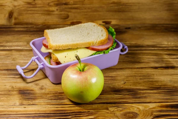 Scatola Pranzo Con Panini Mela Tavolo Legno — Foto Stock