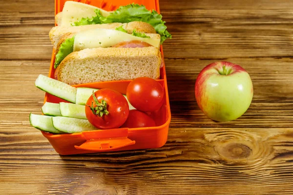Apfel Und Lunchbox Mit Sandwiches Und Frischem Gemüse Auf Einem — Stockfoto