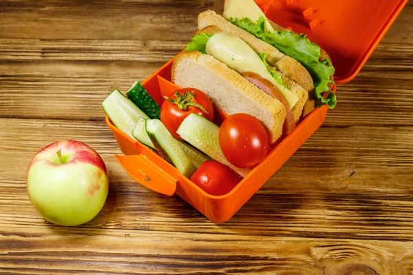 Jabłko Pudełko Lunch Kanapkami Świeżymi Warzywami Drewnianym Stole — Zdjęcie stockowe