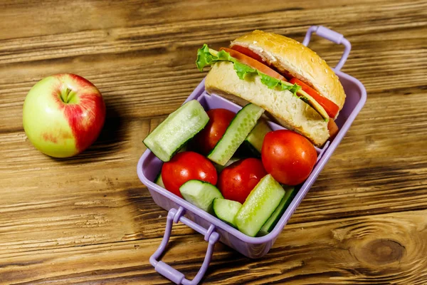 Apfel Und Lunchbox Mit Burgern Und Frischem Gemüse Auf Einem — Stockfoto