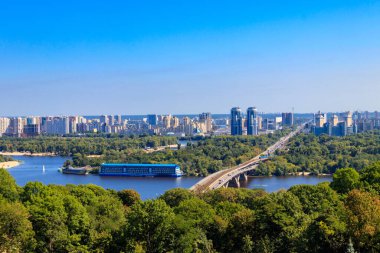 Ukrayna Kiev 'deki Metro Köprüsü ve Dinyeper Nehri' nin havadan görüntüsü. Kyiv şehir manzarası