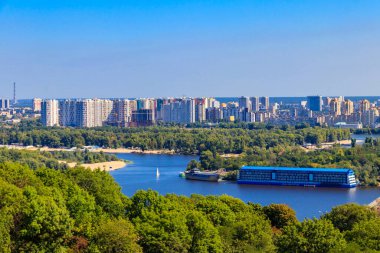 Ukrayna, Kiev 'deki Dinyeper Nehri' nin sol yakasının görüntüsü