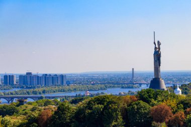 Ukrayna Kiev 'deki Anavatan Anıtı ve Dinyeper Nehri manzarası. Kiev şehir manzarası