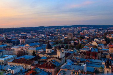 Ukrayna 'nın tarihi merkezi Lviv' in havadan görünüşü. Fildişi şehir manzarası. Lviv Belediye Binası 'ndan görüntü