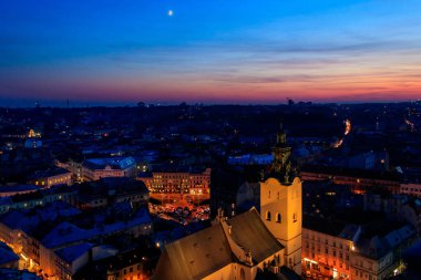 Ukrayna, Lviv 'deki Aydınlatılmış Latin Katedrali ve Rynok Meydanı' nın gece görüşü. Lviv belediye binasından görüntü