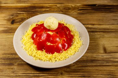 Noel salatası Noel Baba 'nın şapkası ahşap bir masada