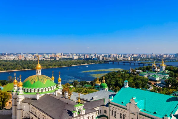 Kiev Pechersk Lavra (Mağara Kiev Manastırı) ve Ukrayna 'daki Dinyeper Nehri manzarası. Büyük Lavra Çan Kulesi 'nden görüntü