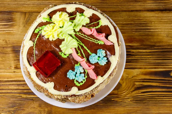 Kremalı, fındıklı ve ahşap masadaki kremalı Kiev pastası. Üst görünüm