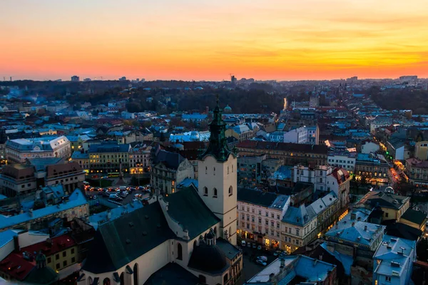 Günbatımında Ukrayna, Lviv 'deki Latin Katedrali ve Rynok Meydanı' nın havadan görünüşü. Lviv belediye binasından görüntü