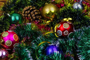 Noel süsleri ve çok renkli süslemelerle süslenmiş Noel kompozisyonu. Noel baloları, parlak süslemelerle yakın plan