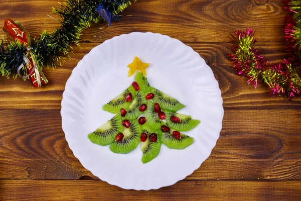Christmas Tree Made Kiwi Slices Pomegranate Christmas Decor Wooden Table — Stock Photo, Image