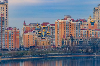 Dinyeper Nehri 'nin Obolon seti manzarası ve Ukrayna' nın Kiev şehrinde İsa 'nın Doğuşu kilisesi.