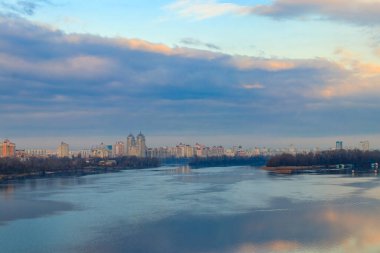 Ukrayna 'nın Kiev kentindeki Dinyeper nehrinin Obolon setinin manzarası