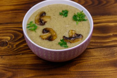 Tahta bir masada mantar kremalı çorba.