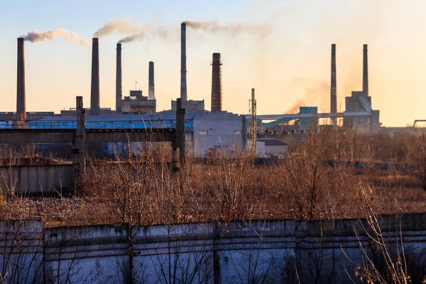 Blick Auf Eine Alte Fabrik Mit Pfeifen Mit Rauch Luftverschmutzung — Stockfoto