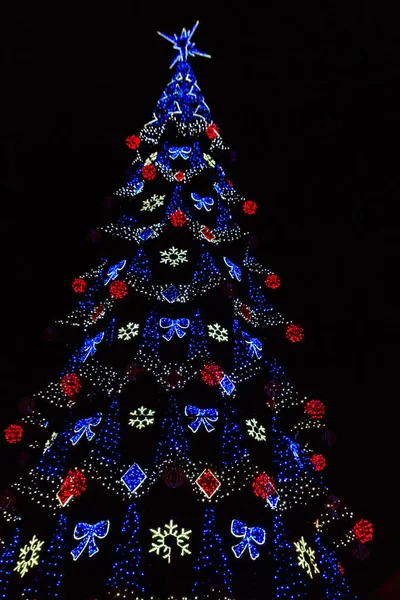 Geceleyin Çok Renkli Işıklarla Süslenmiş Noel Ağacı — Stok fotoğraf