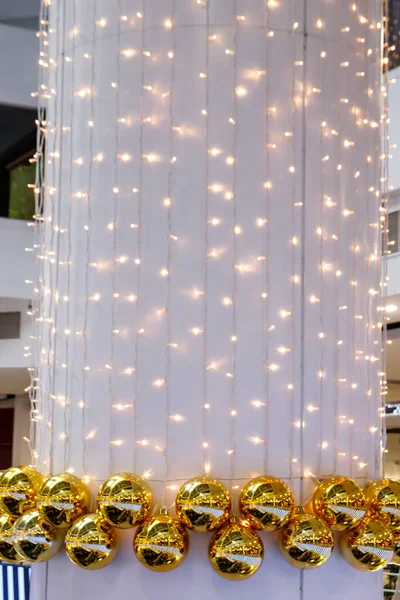 Bola Dorada Navidad Una Columna Blanca Decoración Para Navidad Año — Foto de Stock