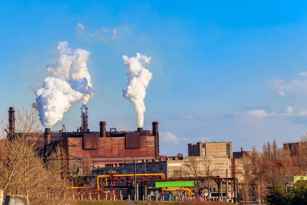 Вид Старий Завод Трубами Димом Забруднення Повітря Пошкодження Навколишнього Середовища — стокове фото